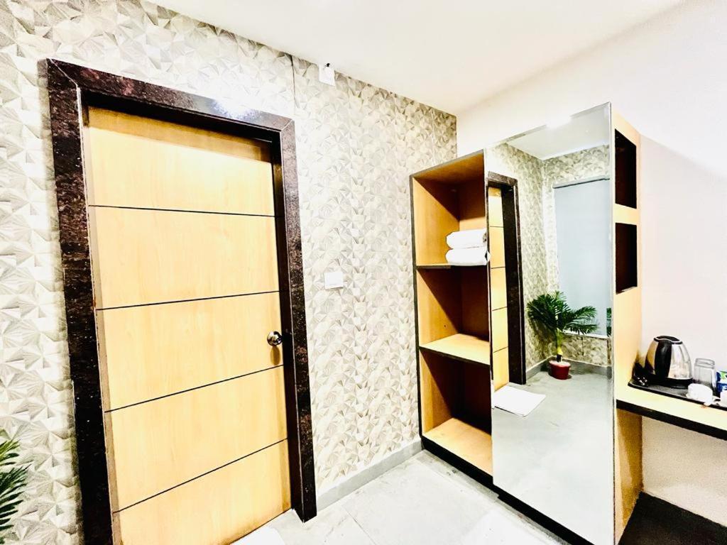 Hotel Lake View Airport Zone Haydarabad Dış mekan fotoğraf
