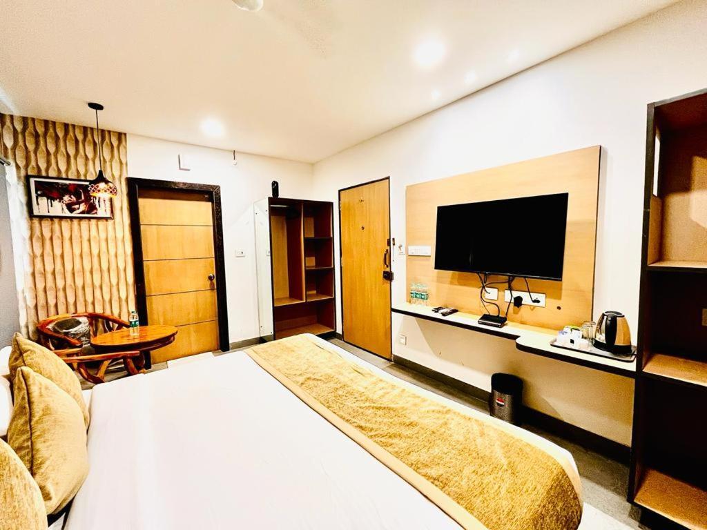 Hotel Lake View Airport Zone Haydarabad Dış mekan fotoğraf
