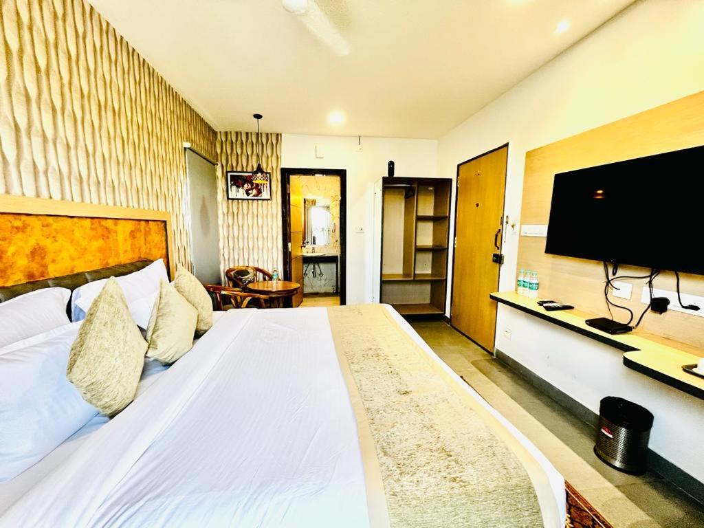 Hotel Lake View Airport Zone Haydarabad Dış mekan fotoğraf